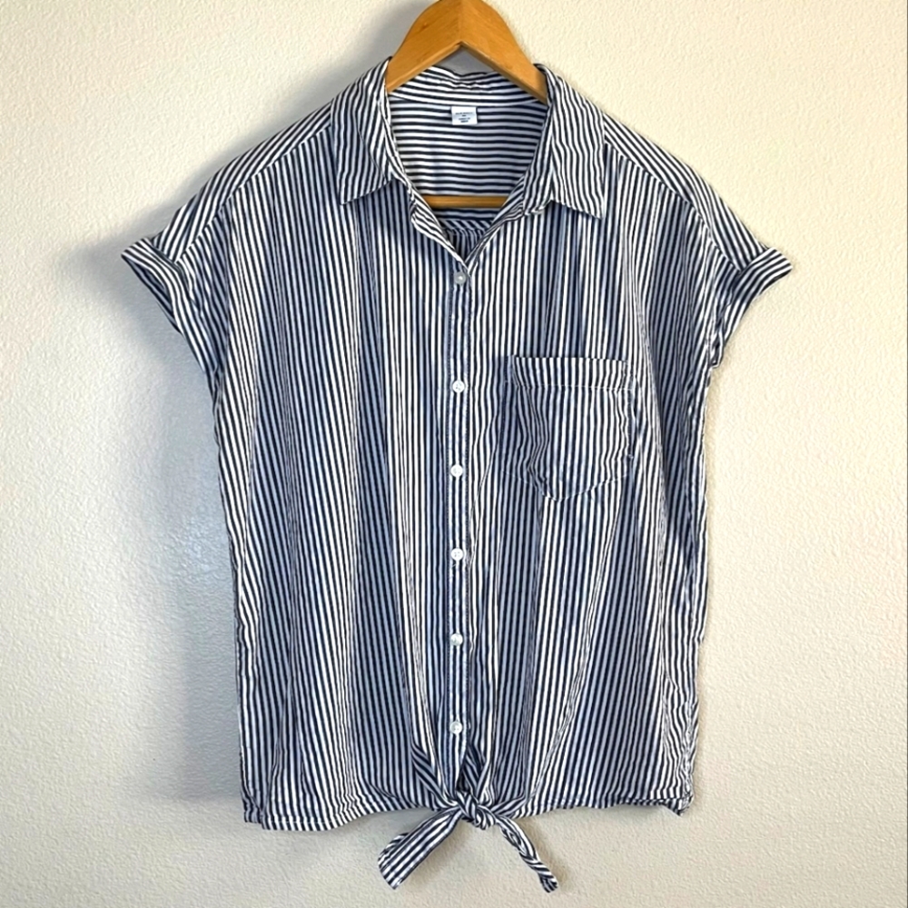 Women's Old Navy White & Navy Blue Striped Tie Front Dolamn Button Up, Size M